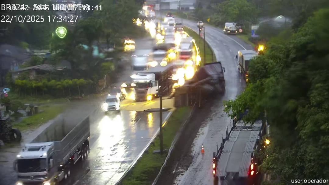 Carreta carregada de soja tomba e deixa BR-324 parcialmente interditada
