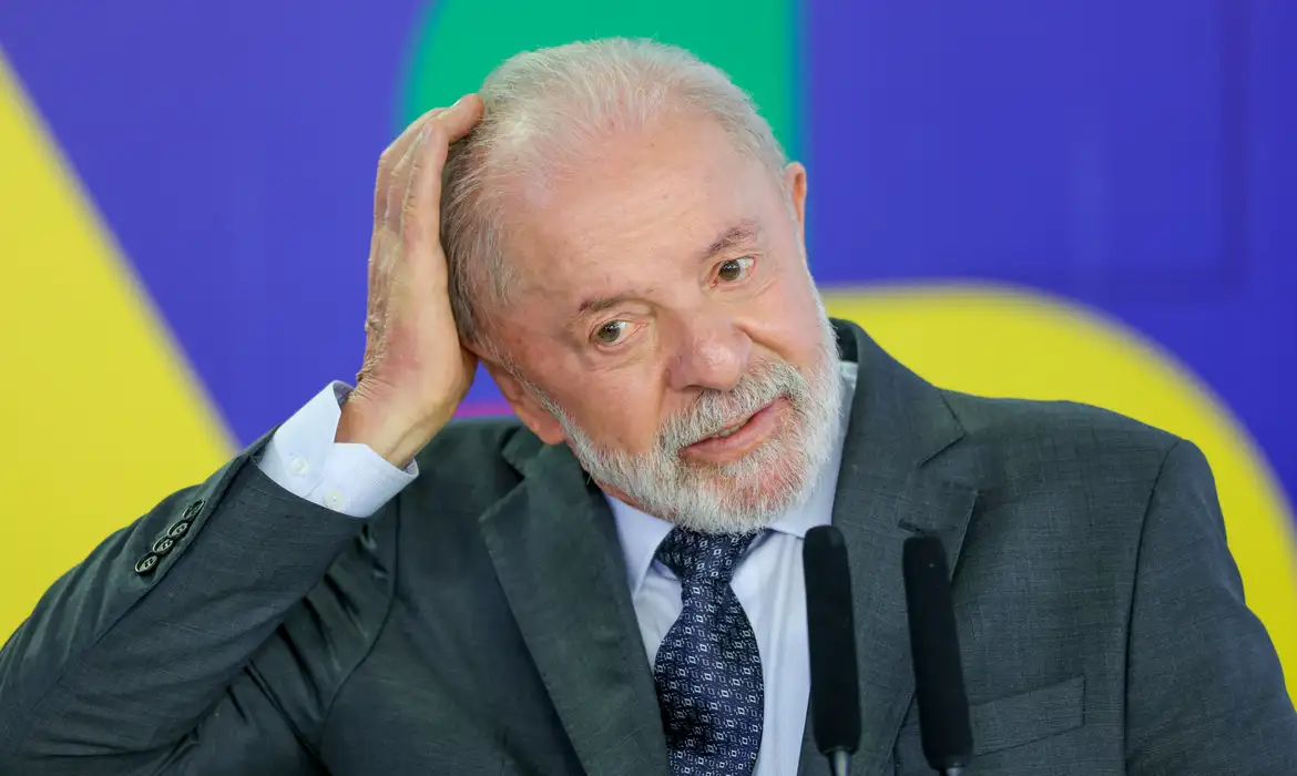 Lula passando a mão na cabeça
